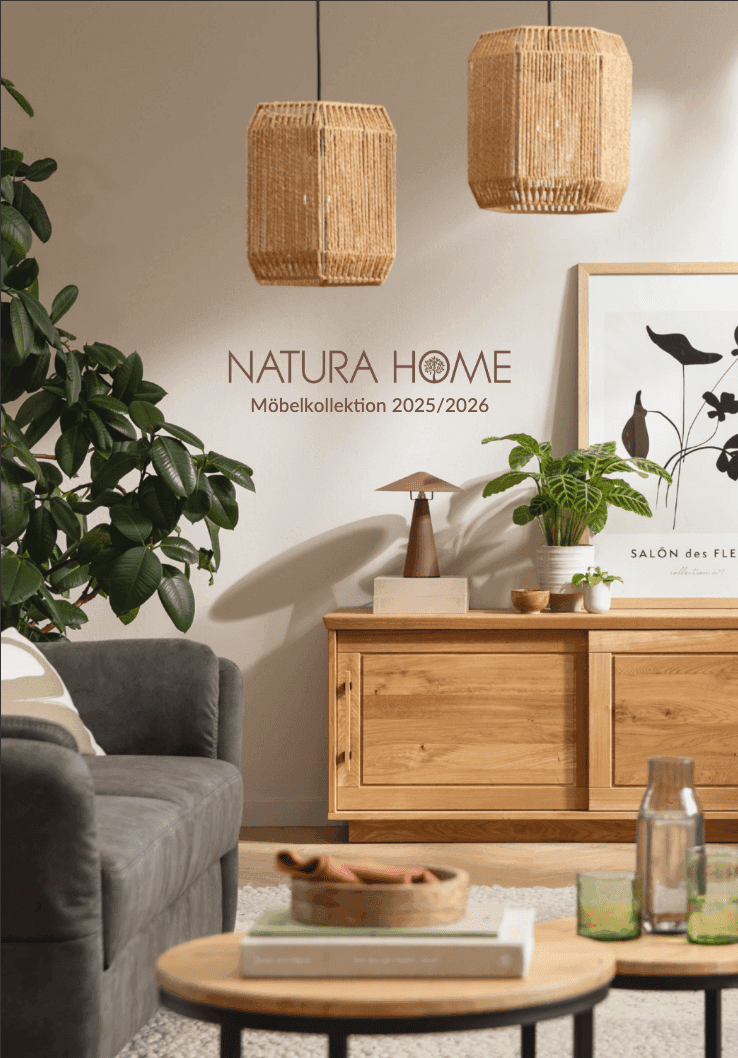 Moderne Inneneinrichtung mit Holzkommode, Pflanzen, Teppich und runden Tischen. Zwei Hängeleuchten aus Rattan über der Kommode.