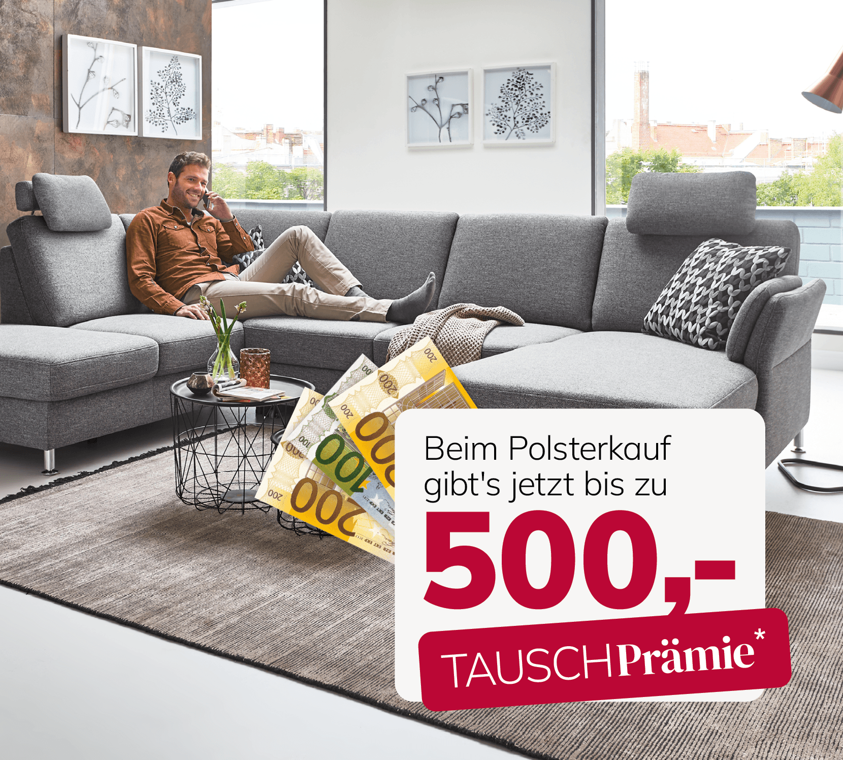 Ein Mann sitzt entspannt auf einer modernen Couch in einem hellen Raum, Werbung für bis zu 500 Euro Tauschprämie.