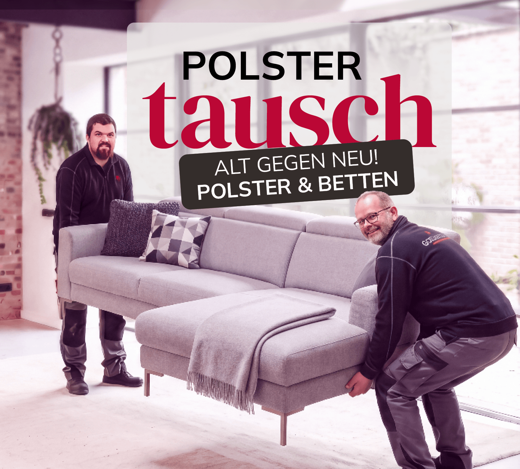 Zwei Männer heben ein graues Sofa, während ein Werbeslogan zum Polster- und Bettetausch sichtbar ist.