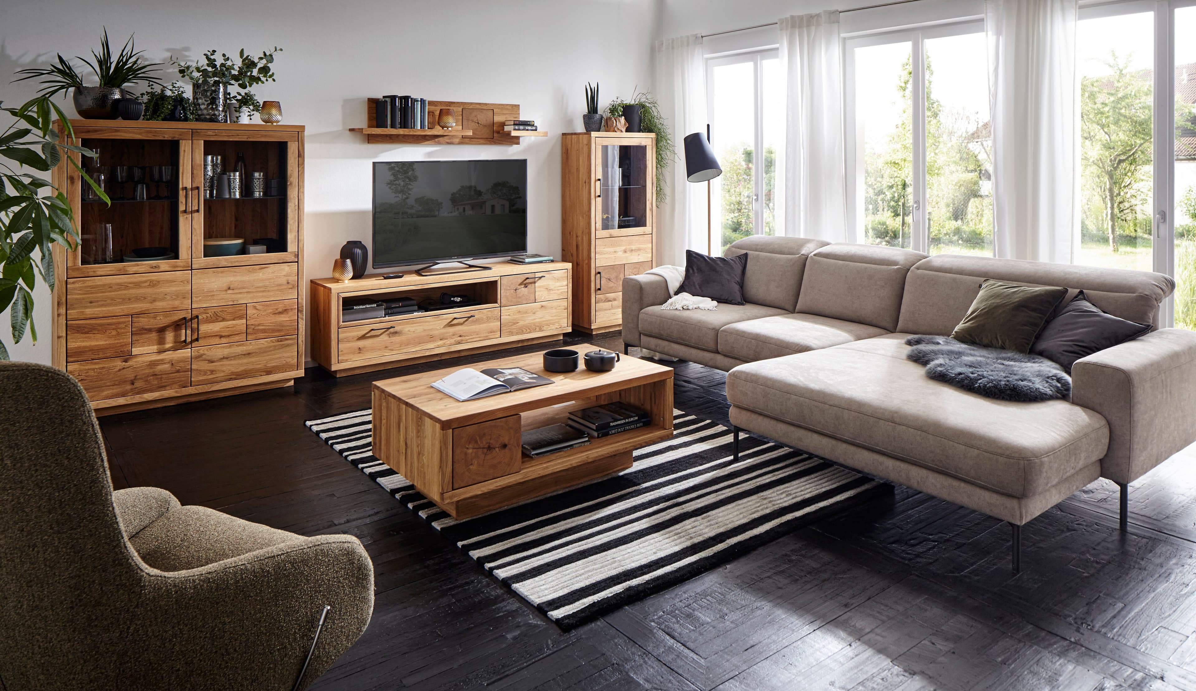 Wohnzimmer mit Massivholzmöbeln der Serie Hartford