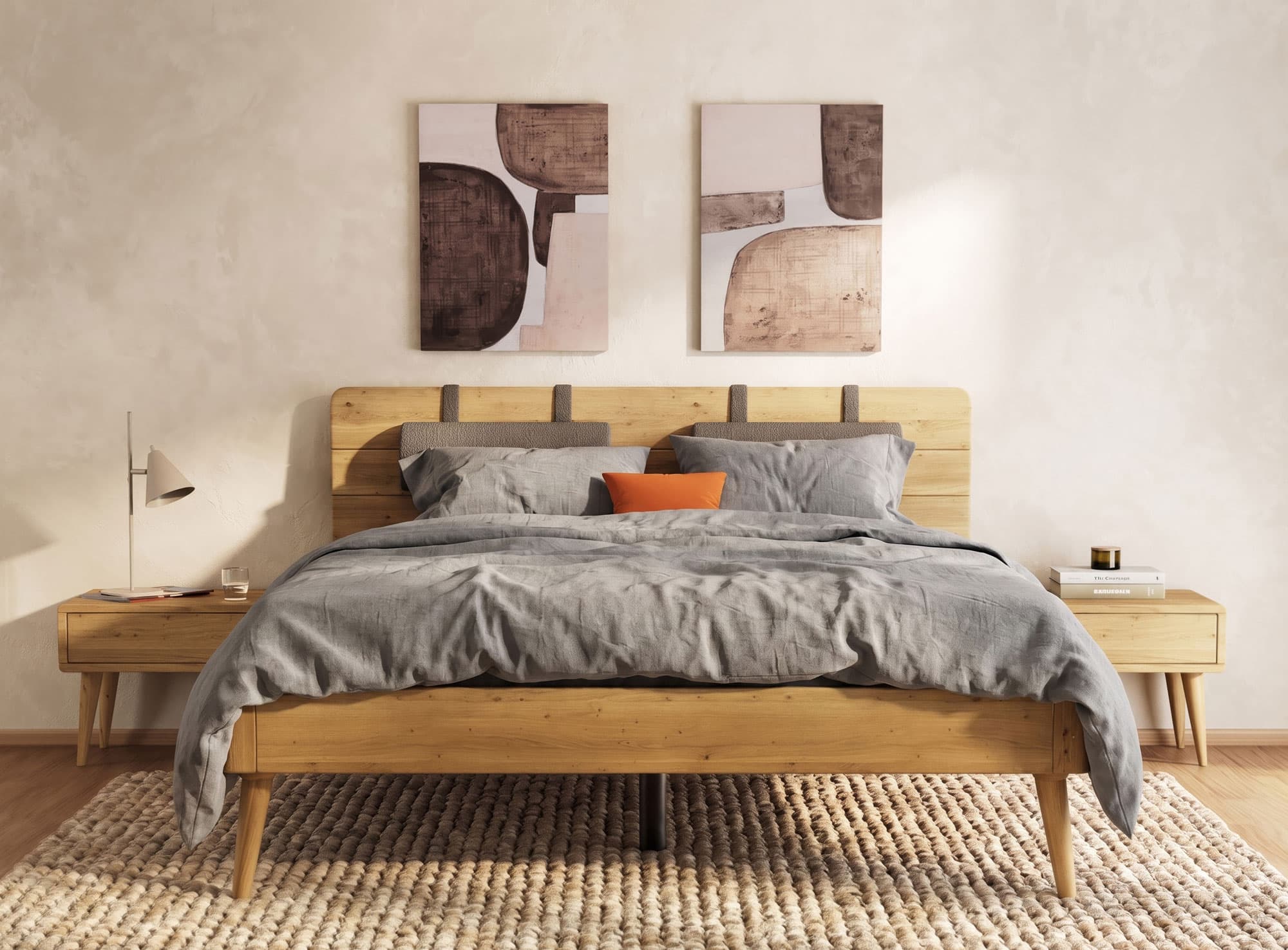 Moderne Schlafzimmergestaltung mit einem Holzbett, grauer Bettwäsche, orangefarbigem Kissen und abstrakten Wandbildern.