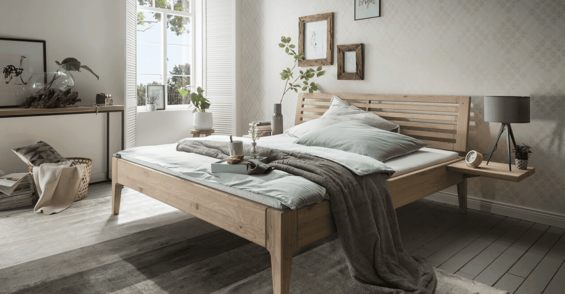 Natura Home Massivholzbett in hellem Schlafzimmer