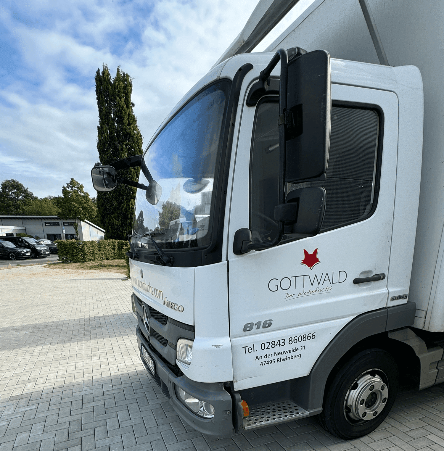 Liefer-Lkw von Gottwald – Der Wohnfuchs mit Firmenlogo