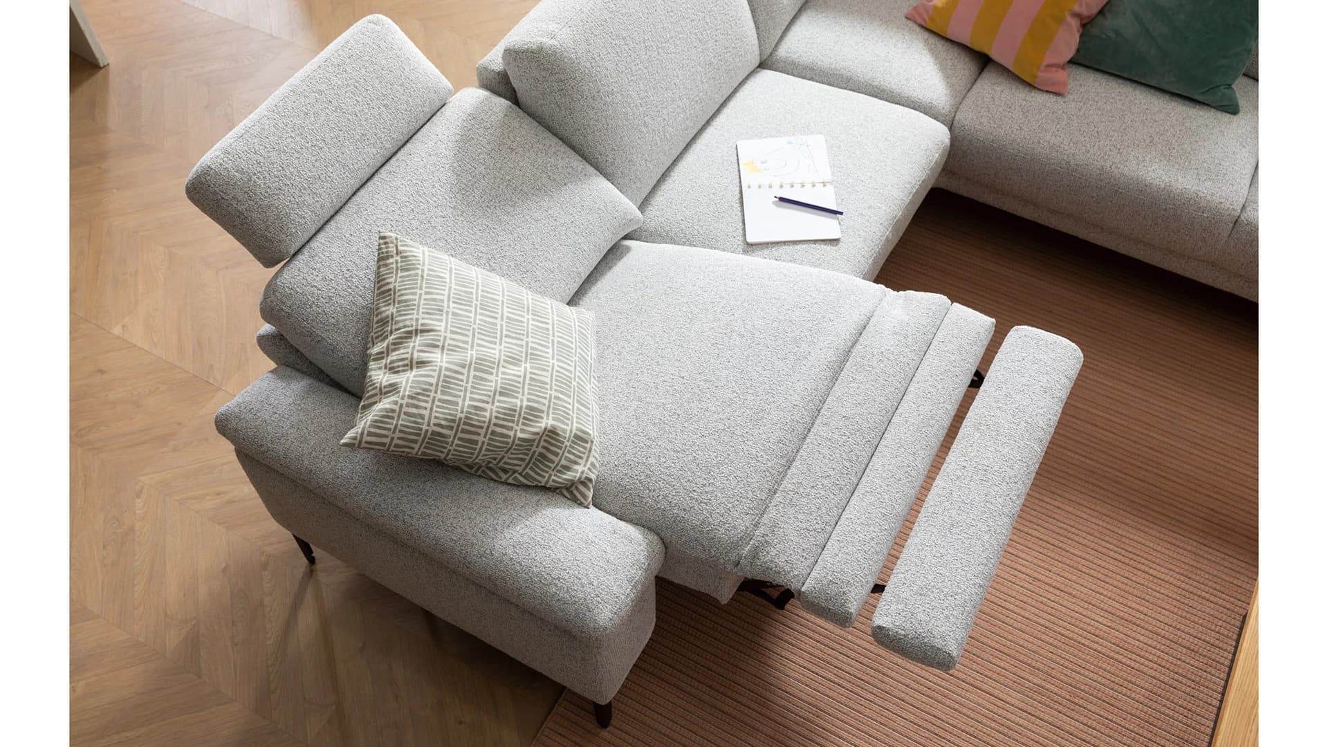 Ecksofa Matero - 2-Sitzer mit Ecke rechts inkl. Relaxfunktion motorisch und Sitzvorzug, Stoff, Hellgrau
