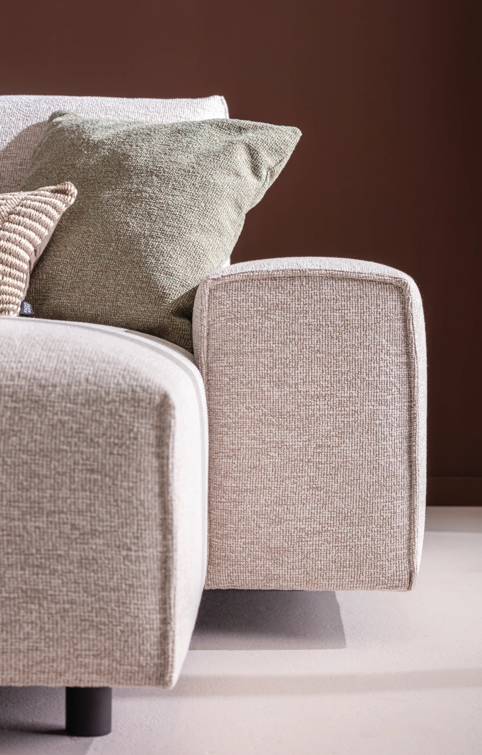 Ecksofa Serava Plus - Anbauhocker links mit 1-Sitzer, Trapezelement, Longchair rechts, Stoff, Sand
