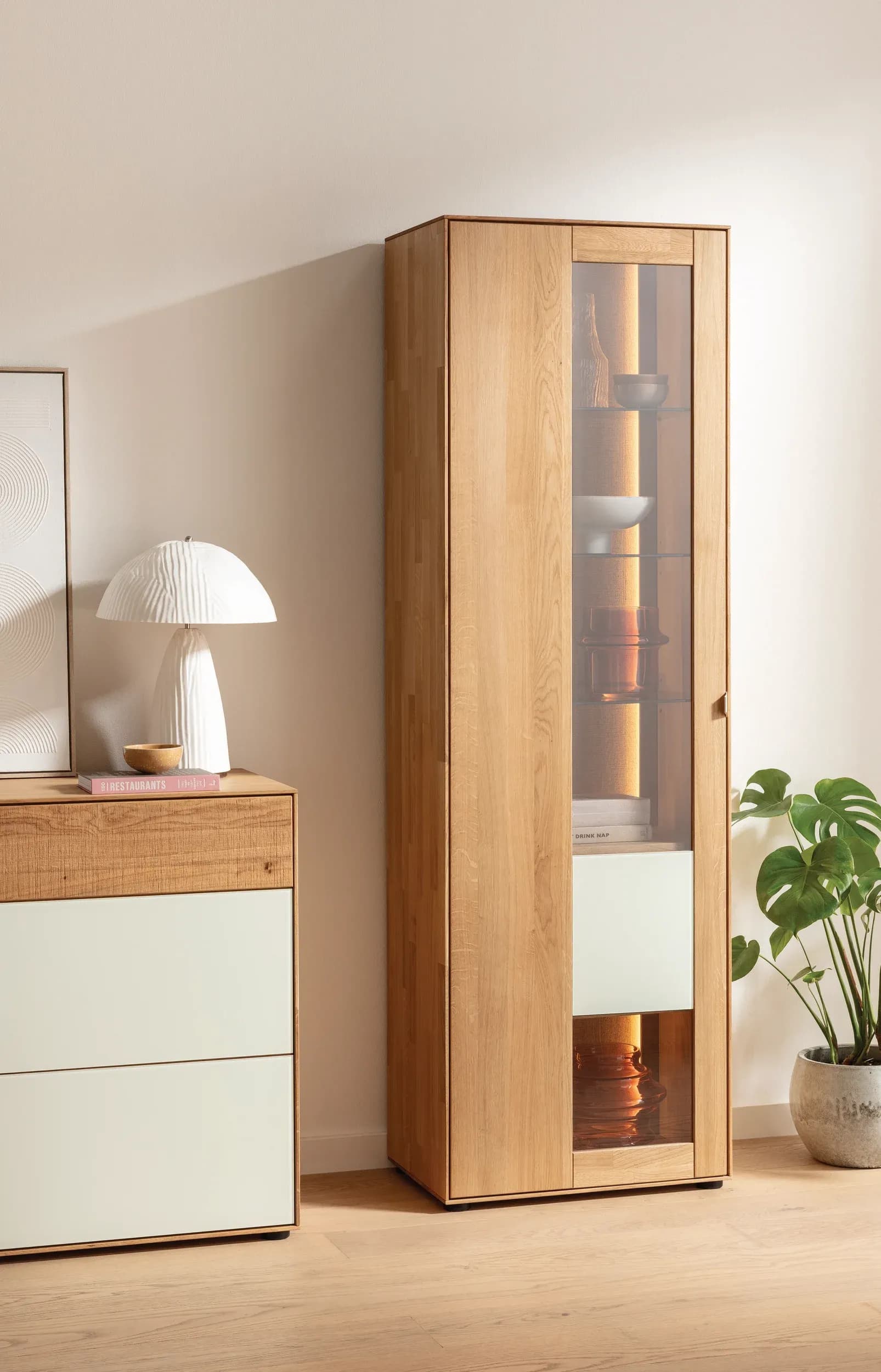 Vitrine Koruna - mit Beleuchtung, Eiche massiv legno geölt