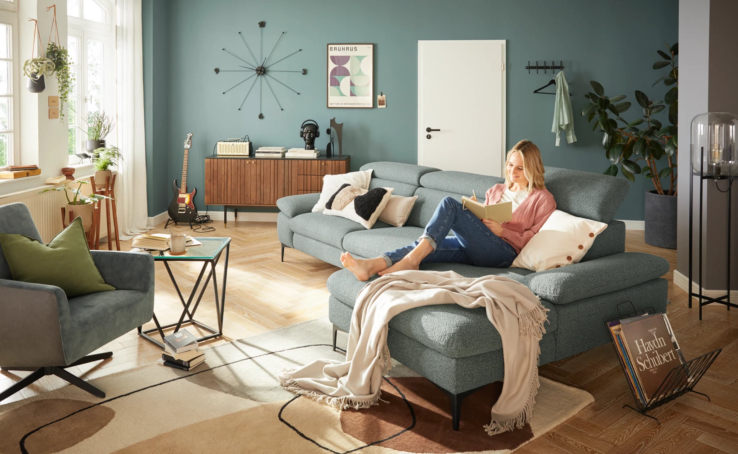 Ecksofa Felipa - 3-Sitzer mit Longchair rechts inkl. Relaxfunktion (motorisch), Armlehne und Kopfteil verstellbar, Stoff, Graugrün