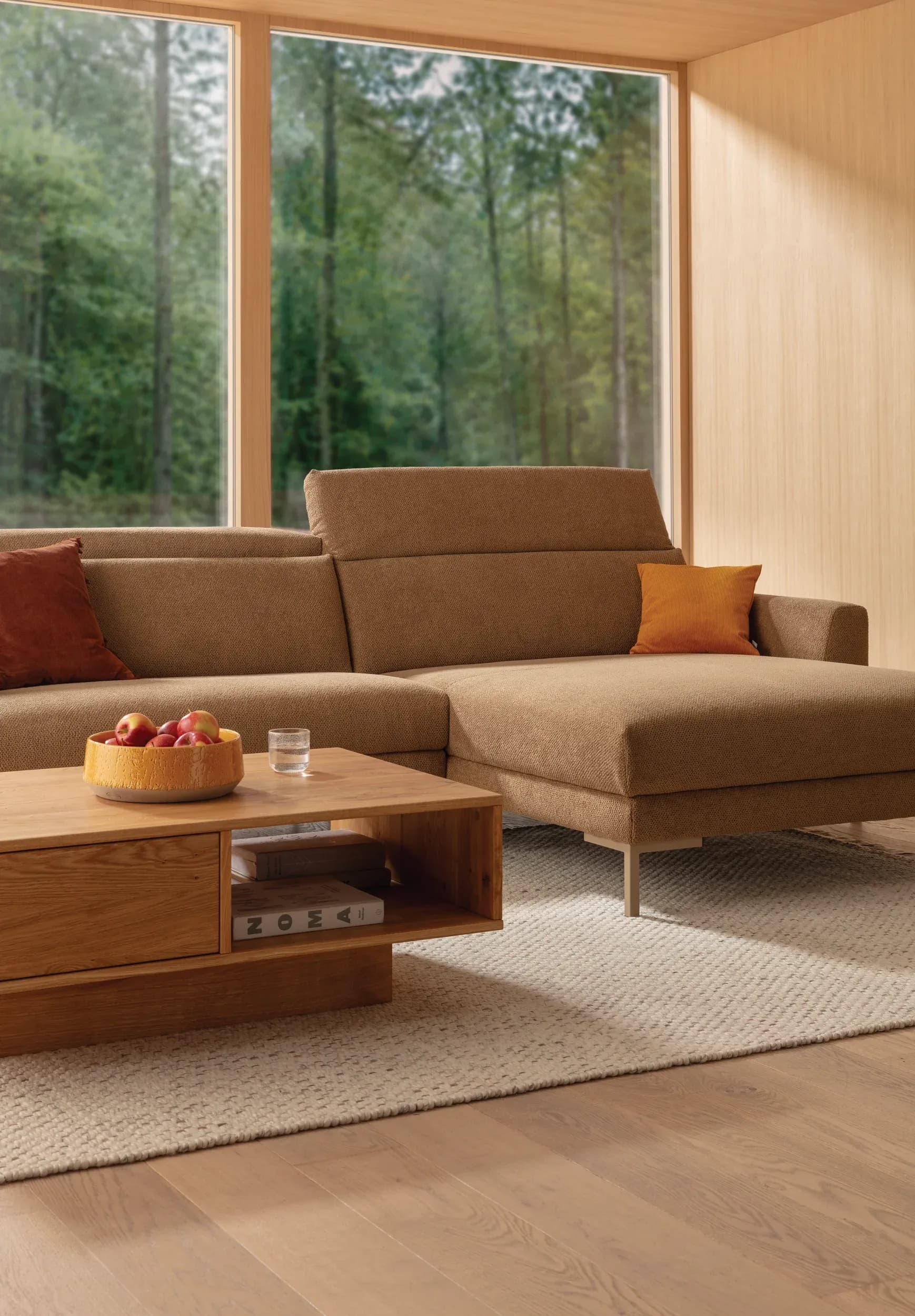 Sofa Braska - 1,75-Sitzer mit Longchair rechts, inkl. Relaxfunktion (motorisch) und Kopfstütze verstellbar, Stoff, Rauchbraun