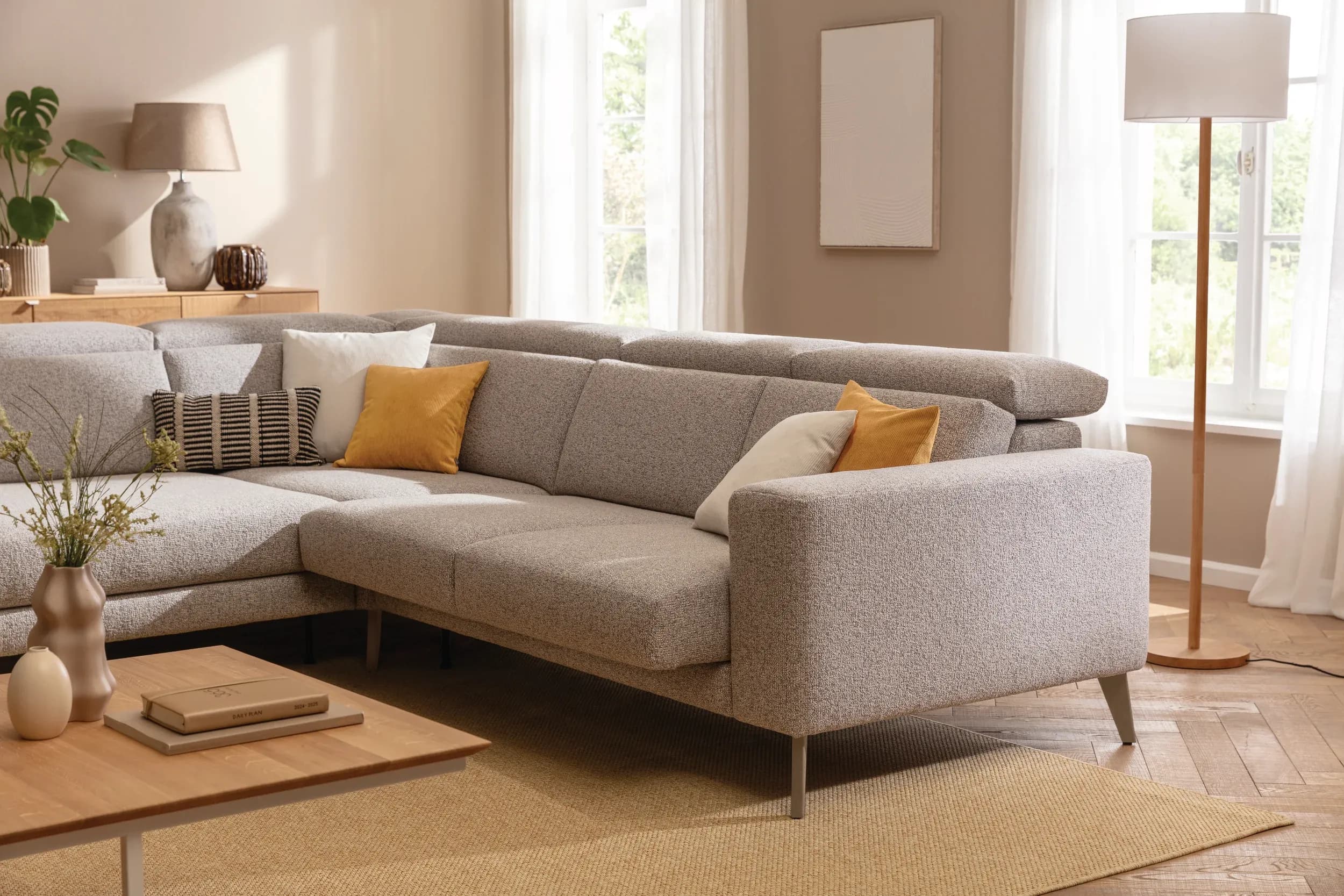 Ecksofa Braska - Loungecke links mit 2,5-Sitzer rechts, inkl. Sitzauszug (motorisch) und Kopfstütze, Stoff, Kaschmir
