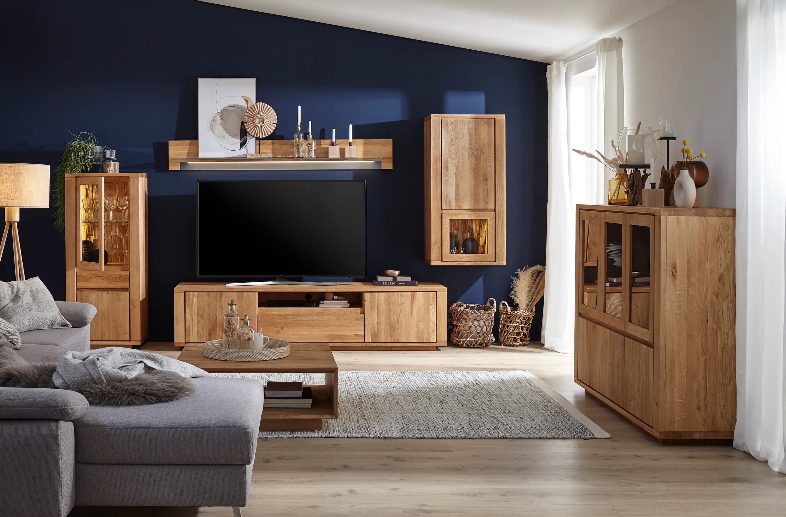 Highboard Bakersfield - inkl. Beleuchtung, Rückwand mit Holzschindeln, Asteiche massiv, geölt