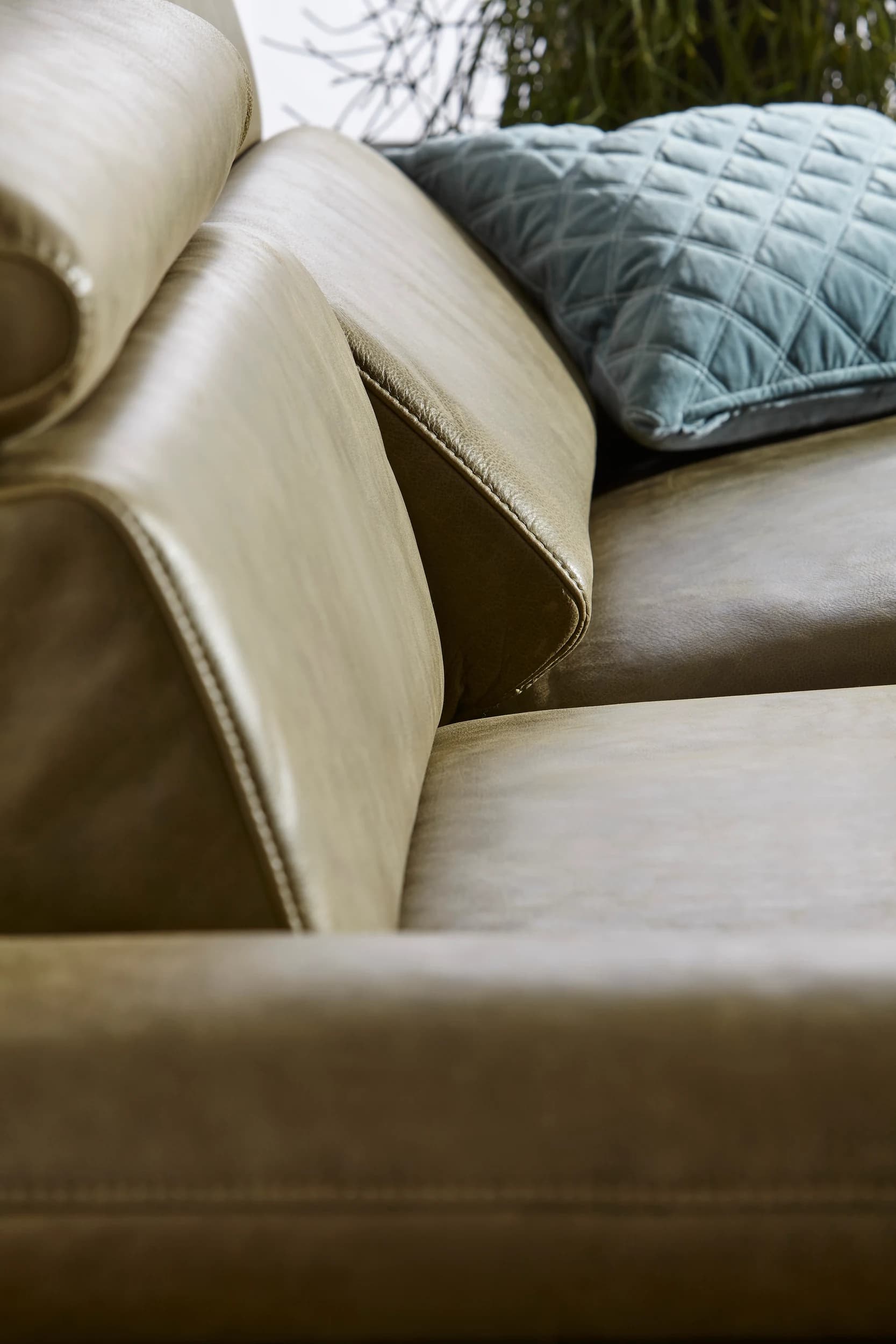 Sofa Felipa - 3-Sitzer inkl. Relaxfunktion (motorisch) und Kopfteil verstellbar, Leder, Olive
