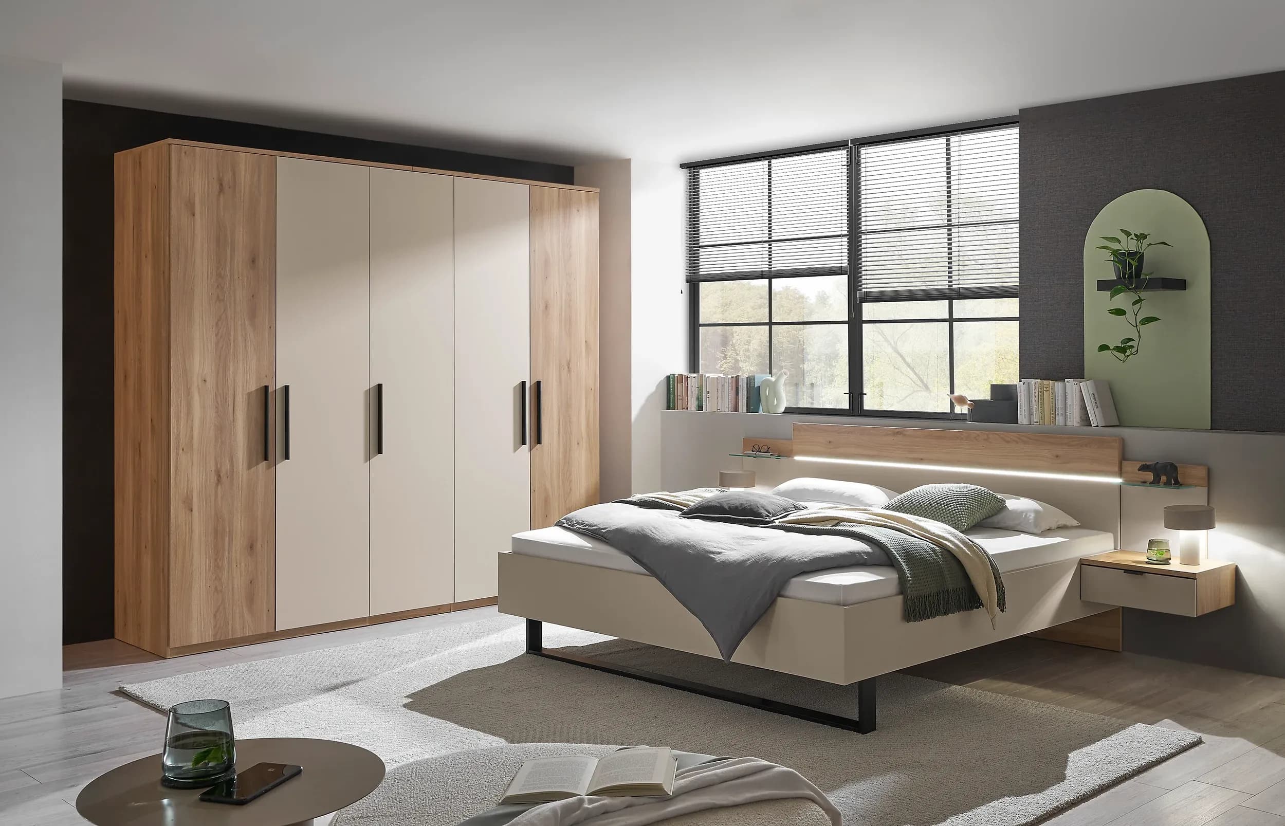 Drehtürenschrank - B. ca. 250,8 cm, Außentüren Holzdekor, Mitteltüren Beige