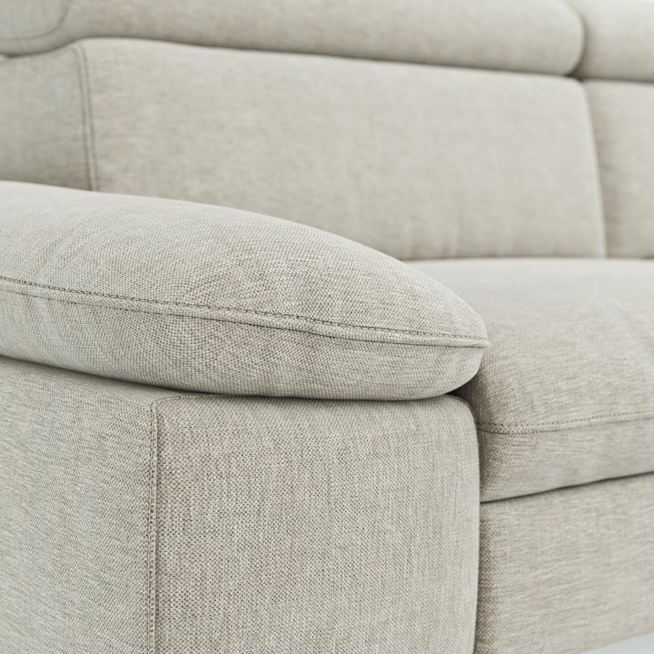 Ecksofa Felipa - 2,5-Sitzer mit Longchair rechts inkl. Armlehne verstellbar und Rückenlehne/Sitztiefe verstellbar (motorisch), Stoff, Natur