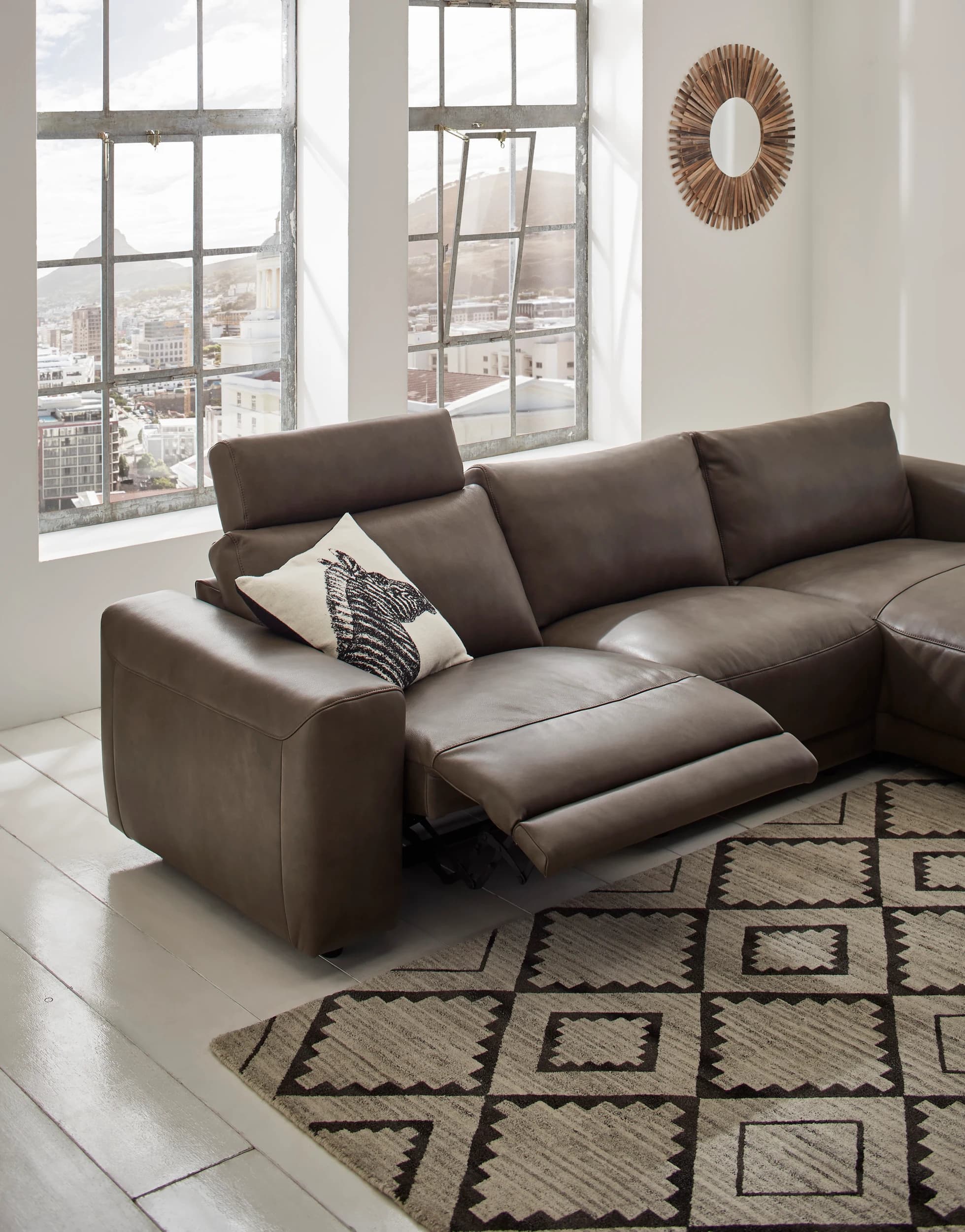 Ecksofa Balok - 2,5-Sitzer mit Longchair groß rechts, inkl. Relaxfunktion (motorisch) und Kopfstütze, Leder, Dunkelbraun