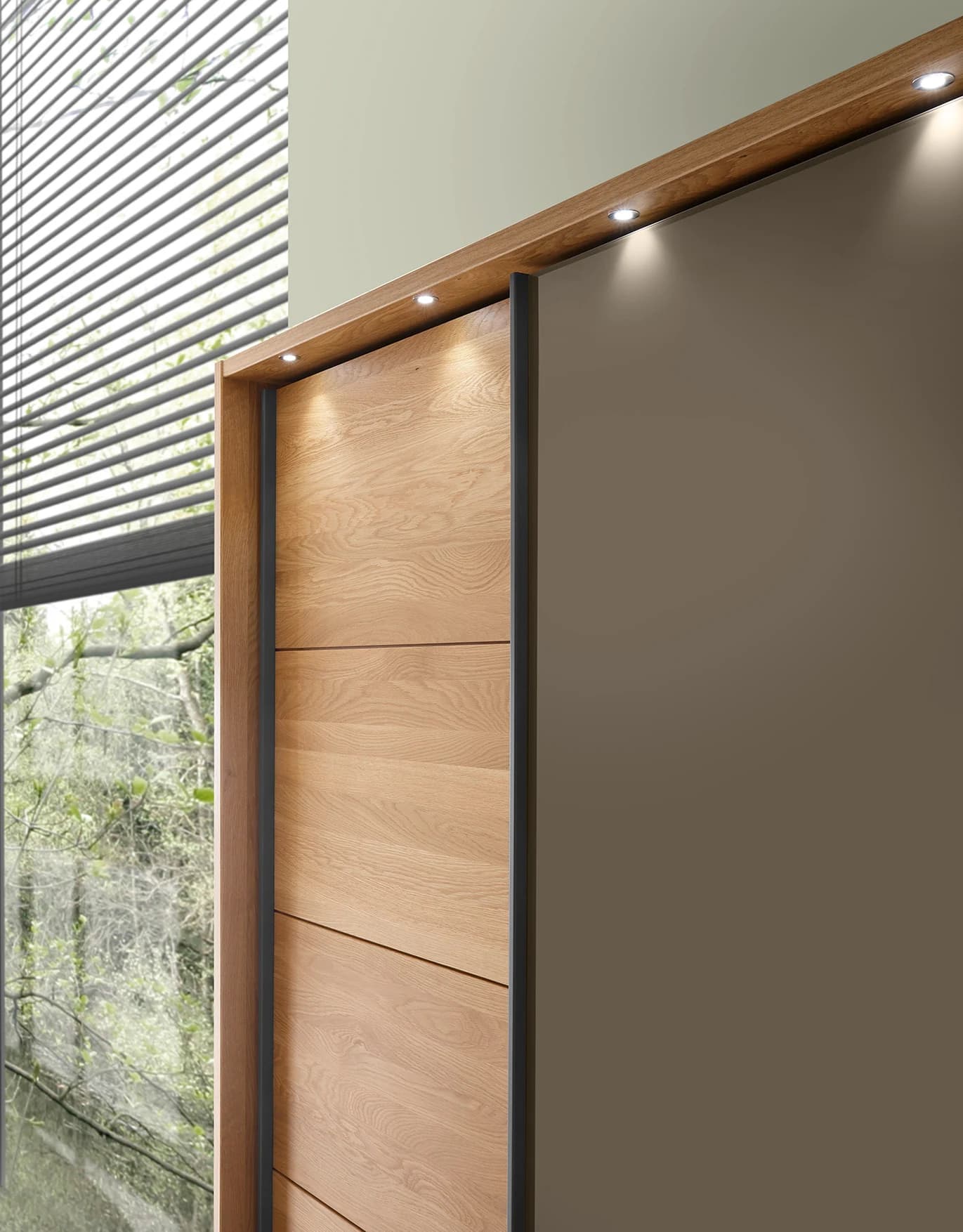 Schwebetürenschrank Lenoso - B. ca. 340 cm, Eiche massiv, Glas, Graubraun