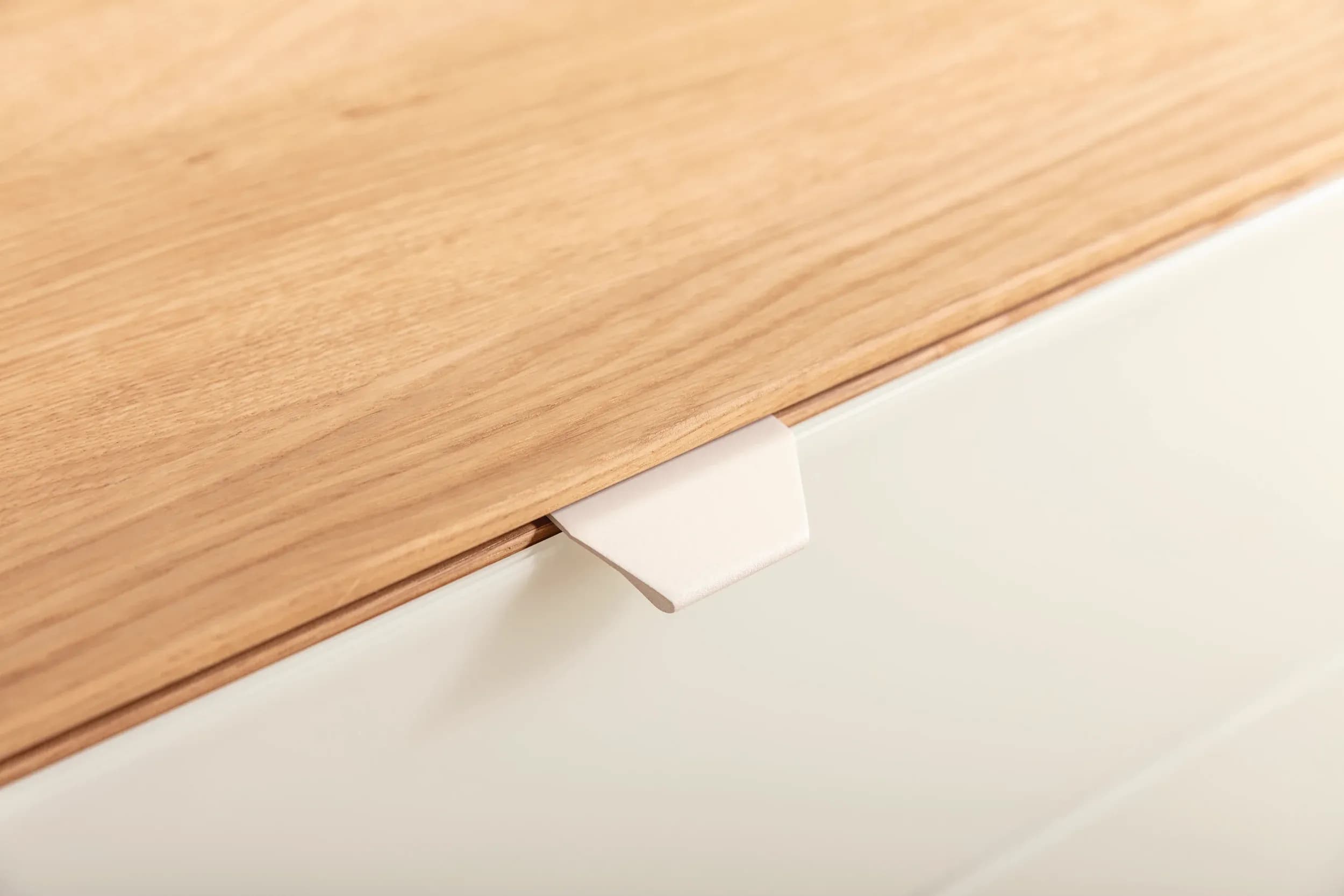 Wohnwand Koruna - Eiche massiv legno geölt, Front Glas cremeweiß