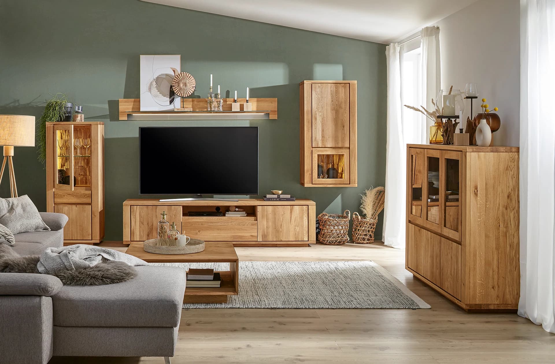 Highboard Bakersfield - inkl. Beleuchtung, Rückwand mit Holzschindeln, Asteiche massiv, geölt