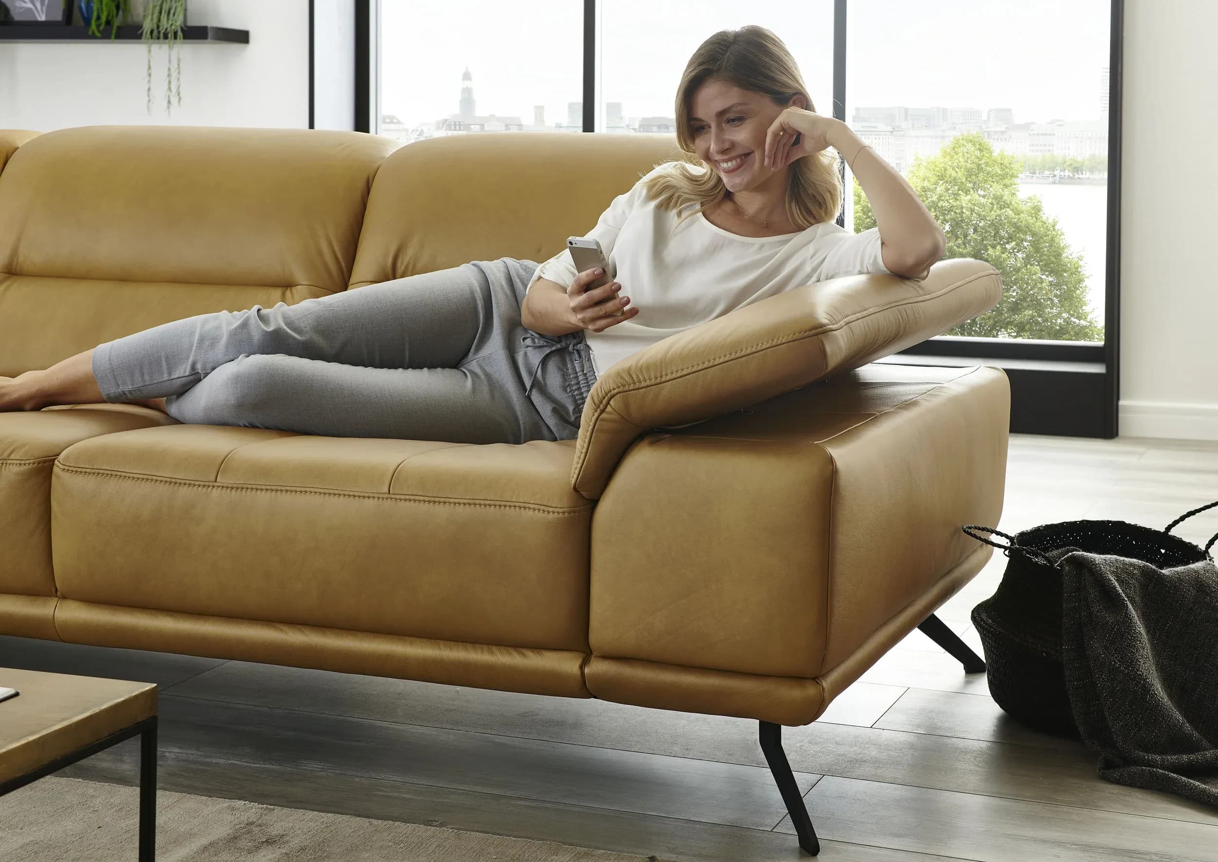 Ecksofa - 3-Sitzer mit Longchair links, Armlehne/Sitztiefe verstellbar (manuell), Leder, Kurkuma