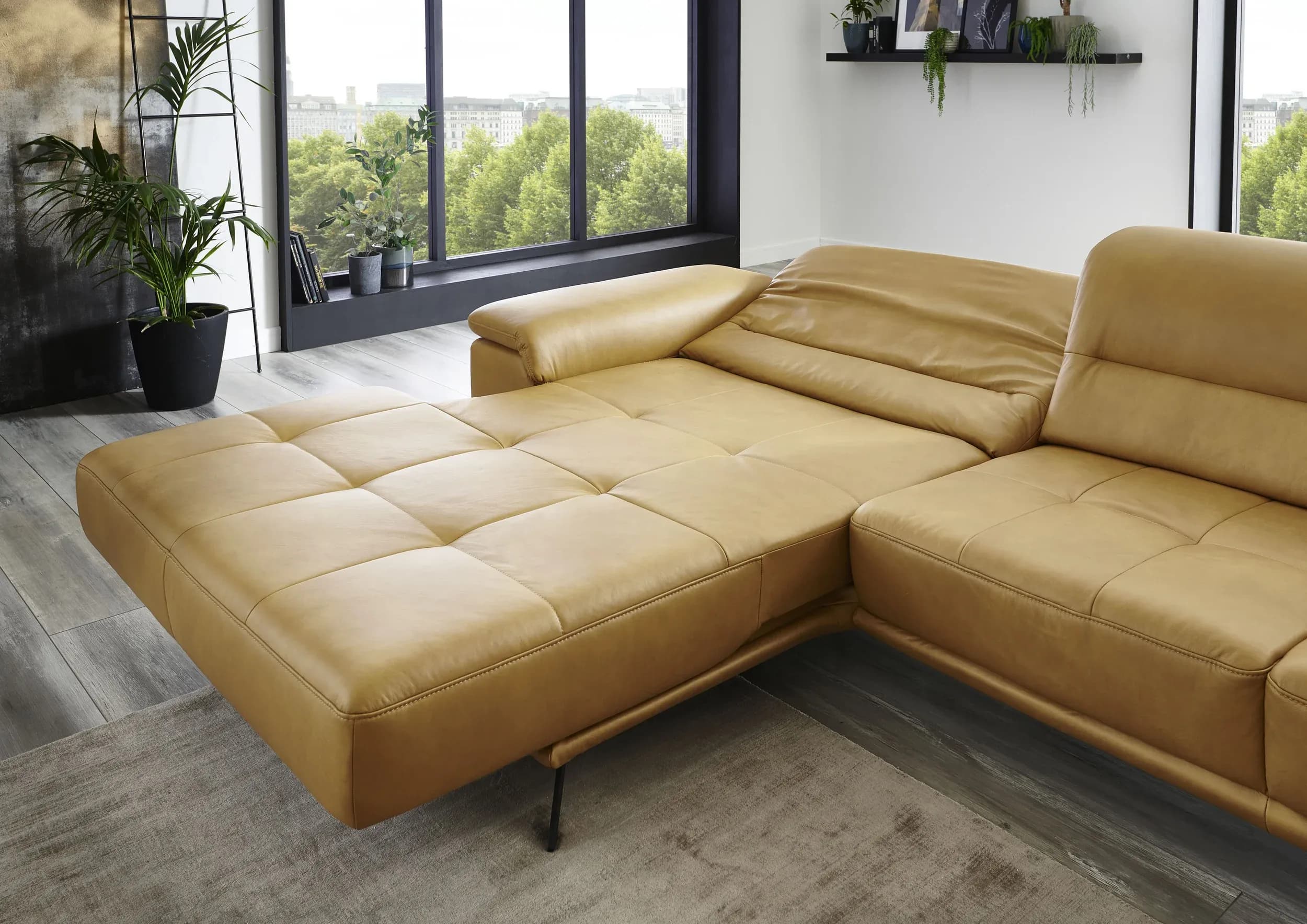 Ecksofa - 3-Sitzer mit Longchair links, Relaxfunktion (motorisch), Sitztiefe verstellbar (manuell), Leder, Kurkuma