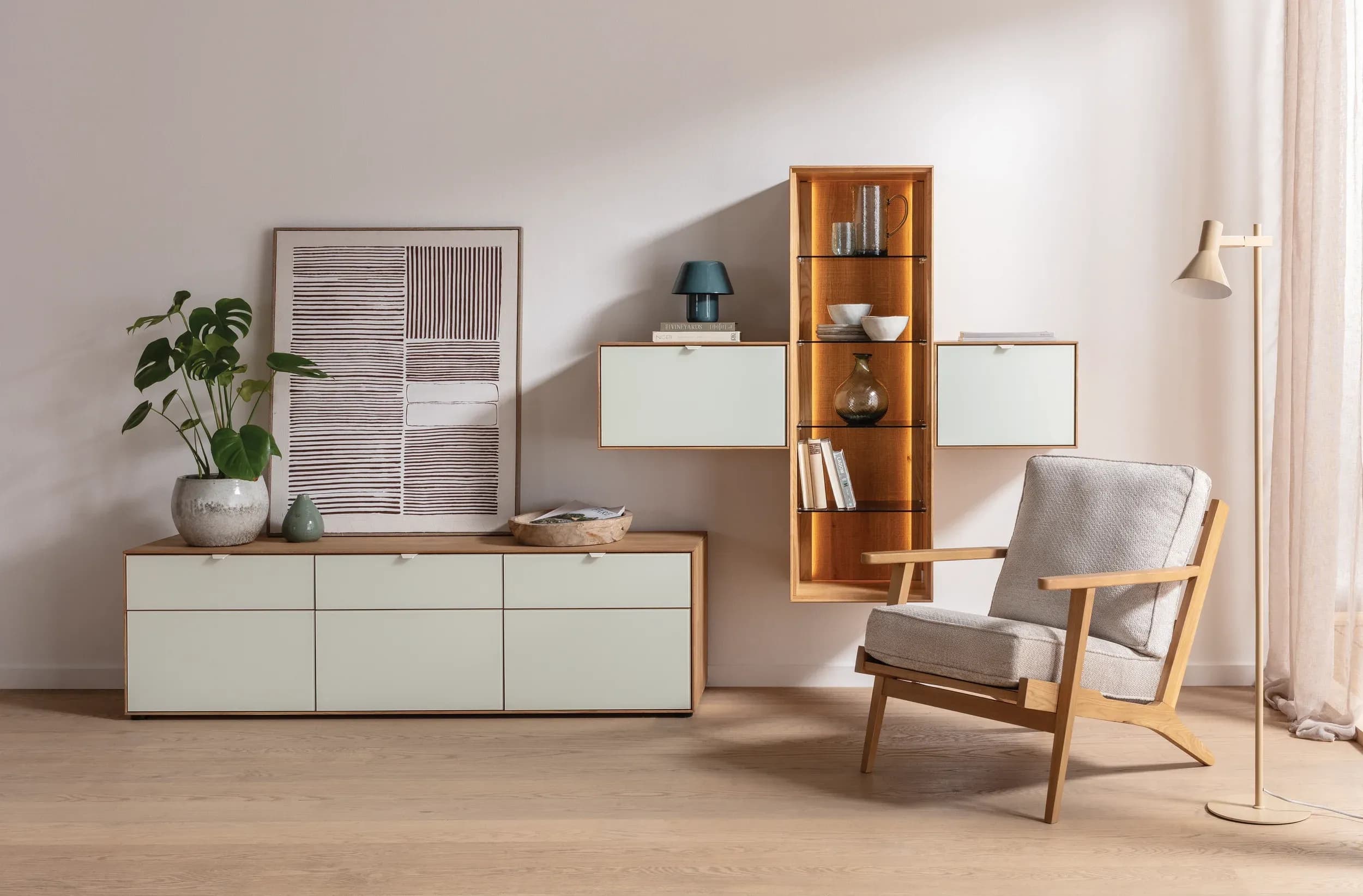 Wohnwand Koruna - mit Beleuchtung, Eiche massiv legno geölt, Front Glas cremeweiß