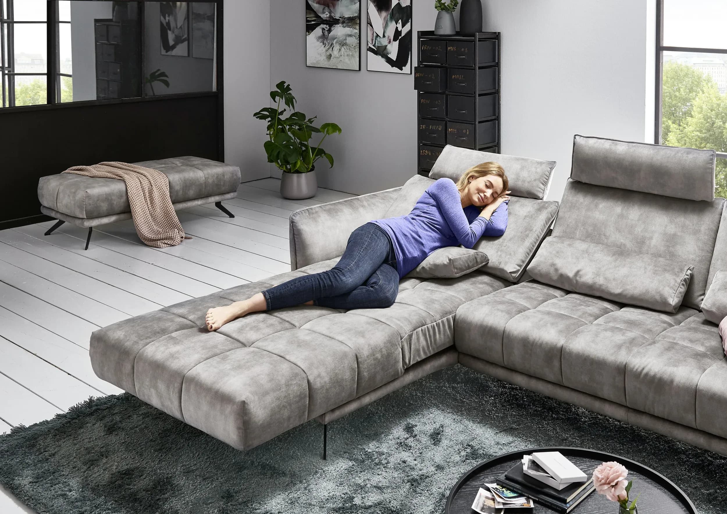 Ecksofa - Longchair links mit 3-Sitzer, Relaxfunktion (motorisch), Sitztiefe verstellaber (manuell),Velourstoff, Silbergrau