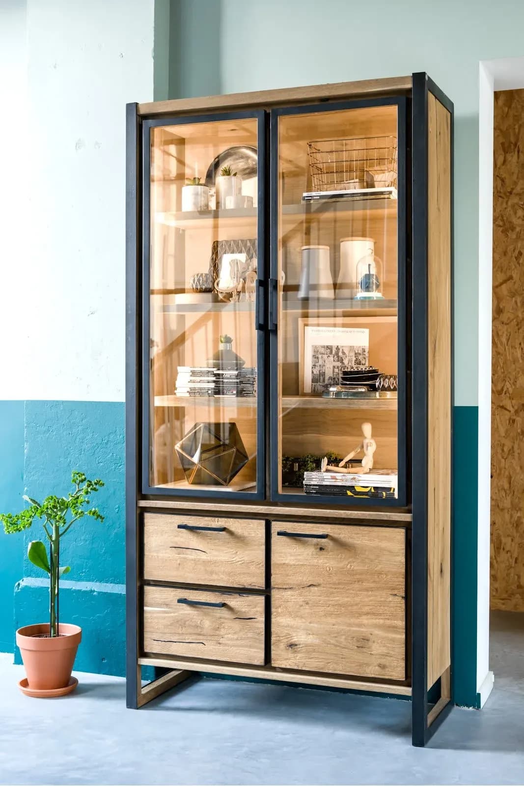 Metalo, Vitrine 2-Glastüren + 1-Tür + 2-Laden (+ LED)