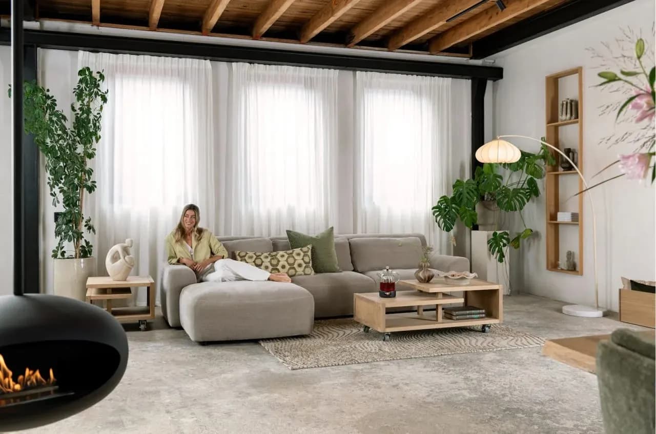 Nystead, Beistelltisch 60 x 60 cm. - mit Füßen & Rollen