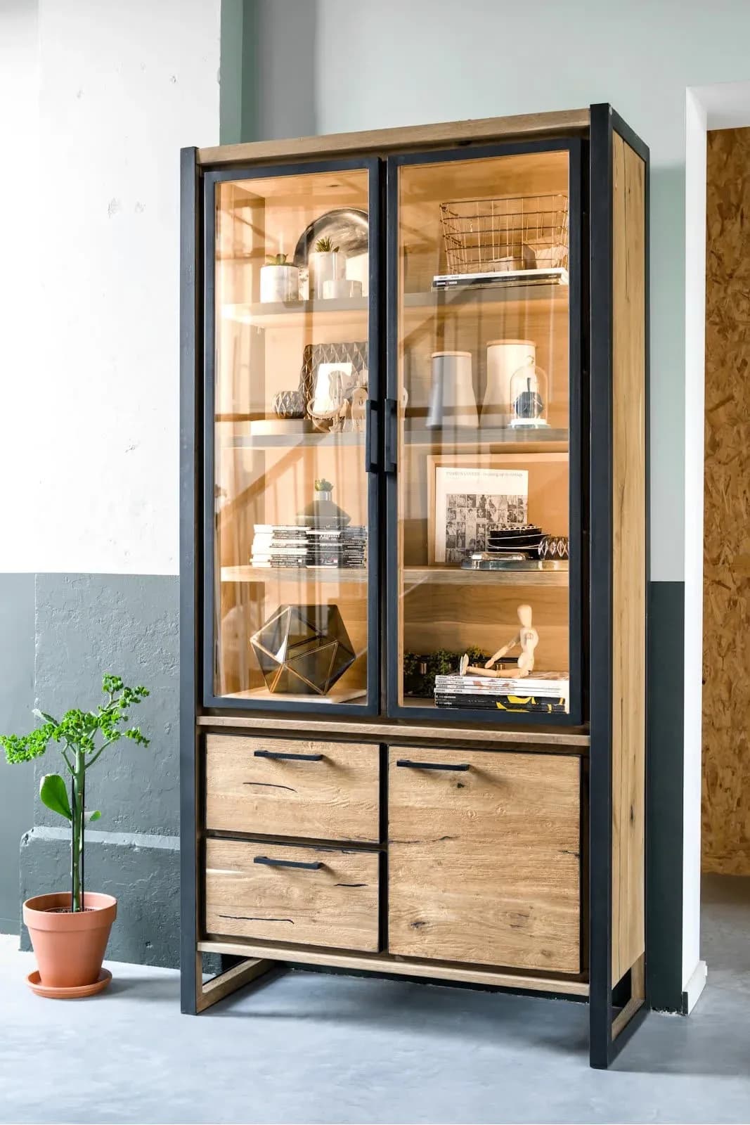 Metalo, Vitrine 2-Glastüren + 1-Tür + 2-Laden (+ LED)