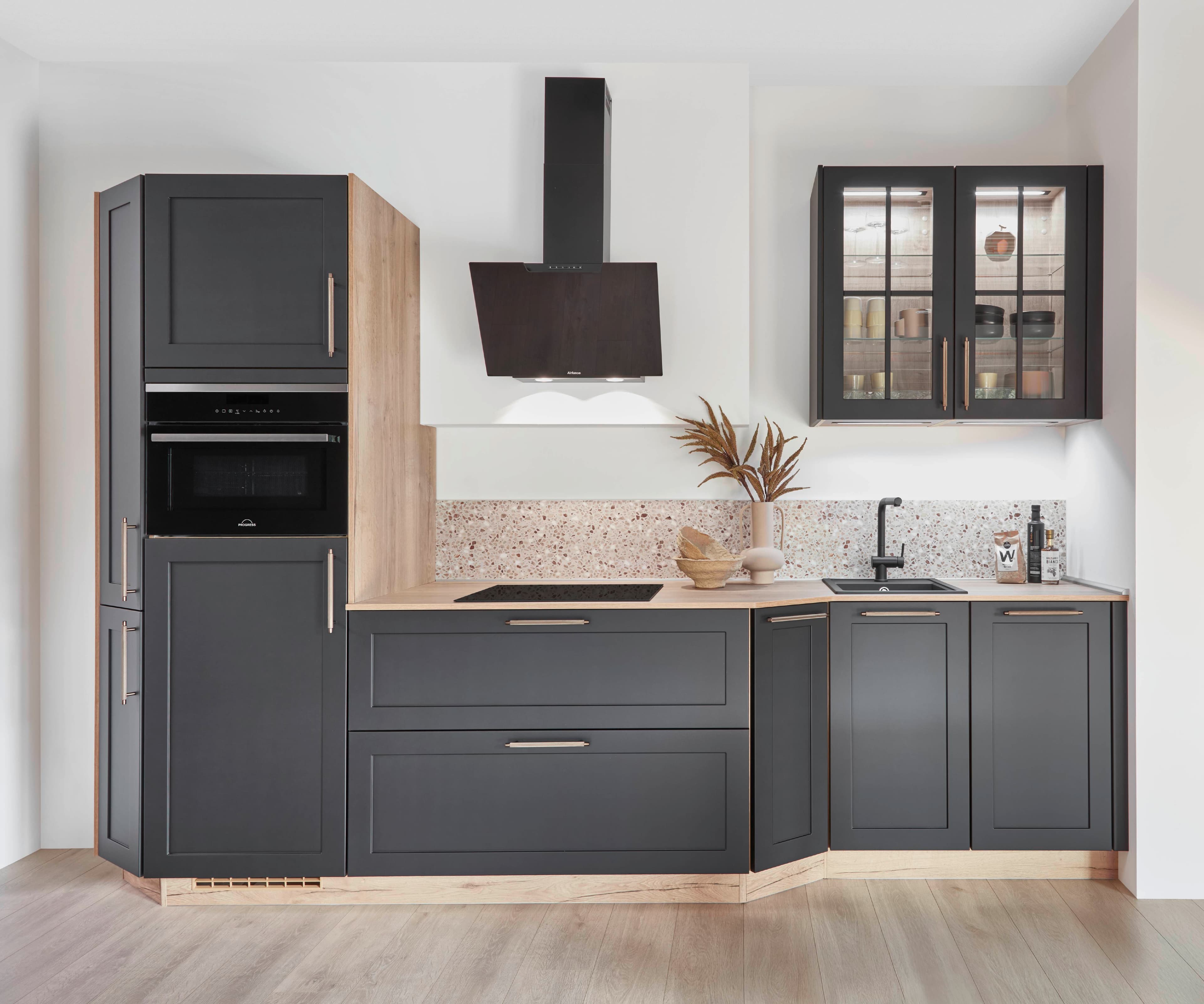 Moderne Küche in Schwarz und Holz mit integrierten Geräten, Spüle und stilvollen Regalen. Helle, freundliche Atmosphäre.