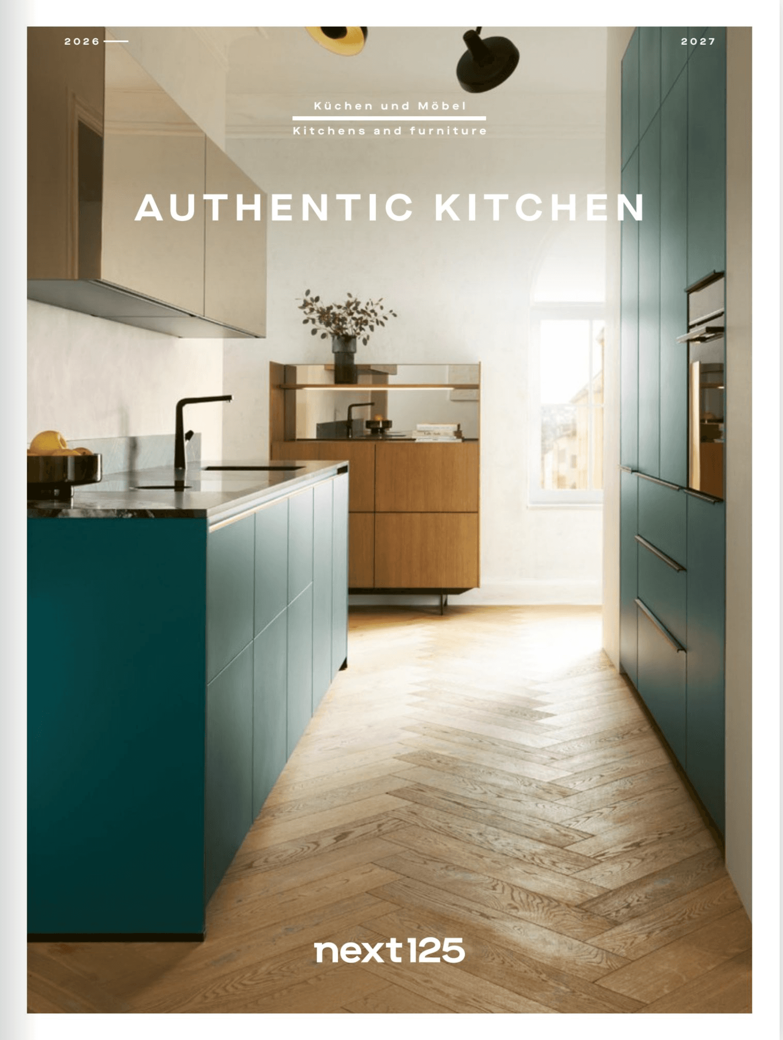 Moderne Küche mit blauen Schränken, Holzdetails und einer hellen Atmosphäre, stilvoll und einladend.