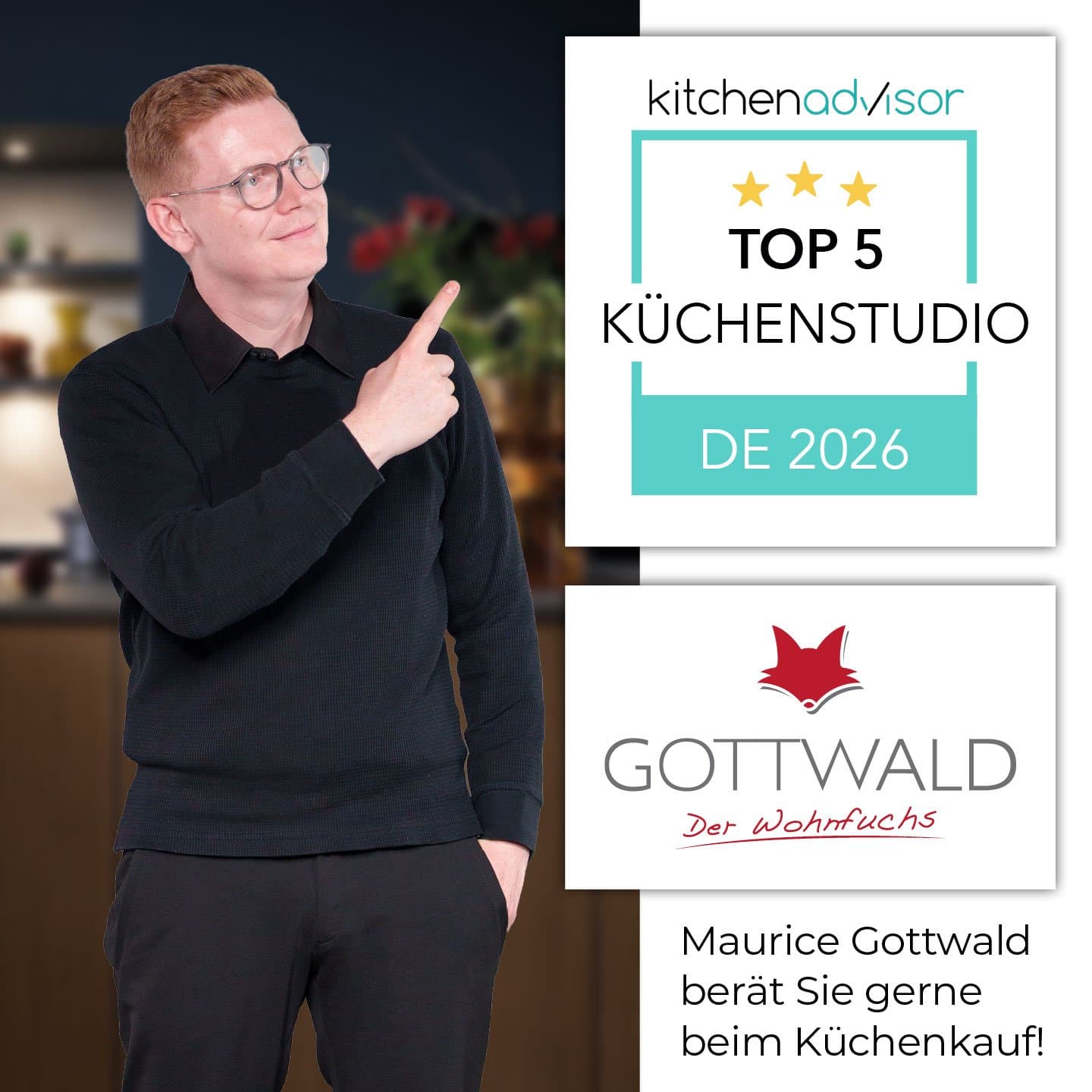 Mann im schwarzen Pullover zeigt nach oben, daneben Schilder mit "TOP 5 Küchensudio DE 2026" und "Gottwald - Der Küchenprofi".