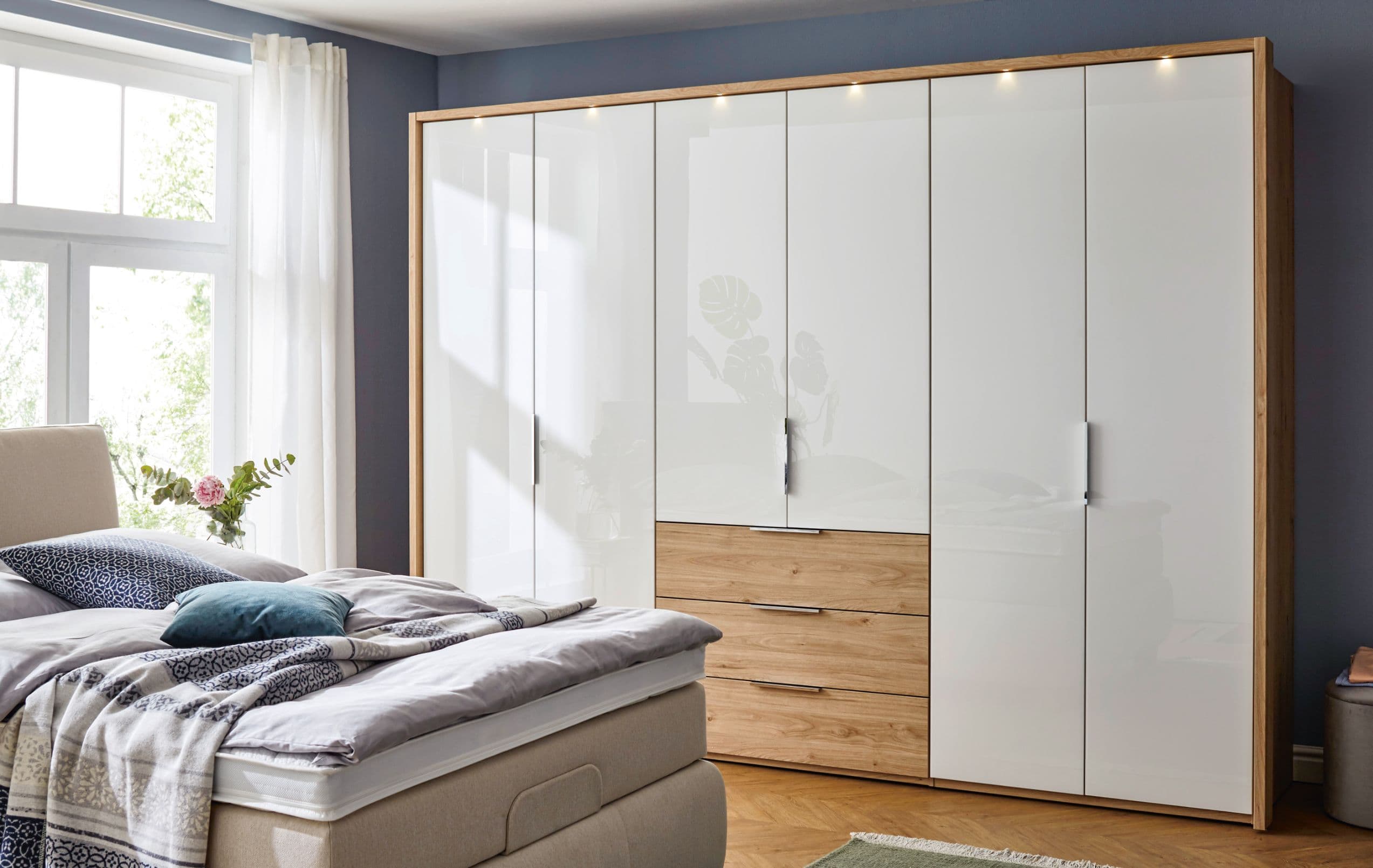 Drehtürenschrank Libro mit weißen Fronten