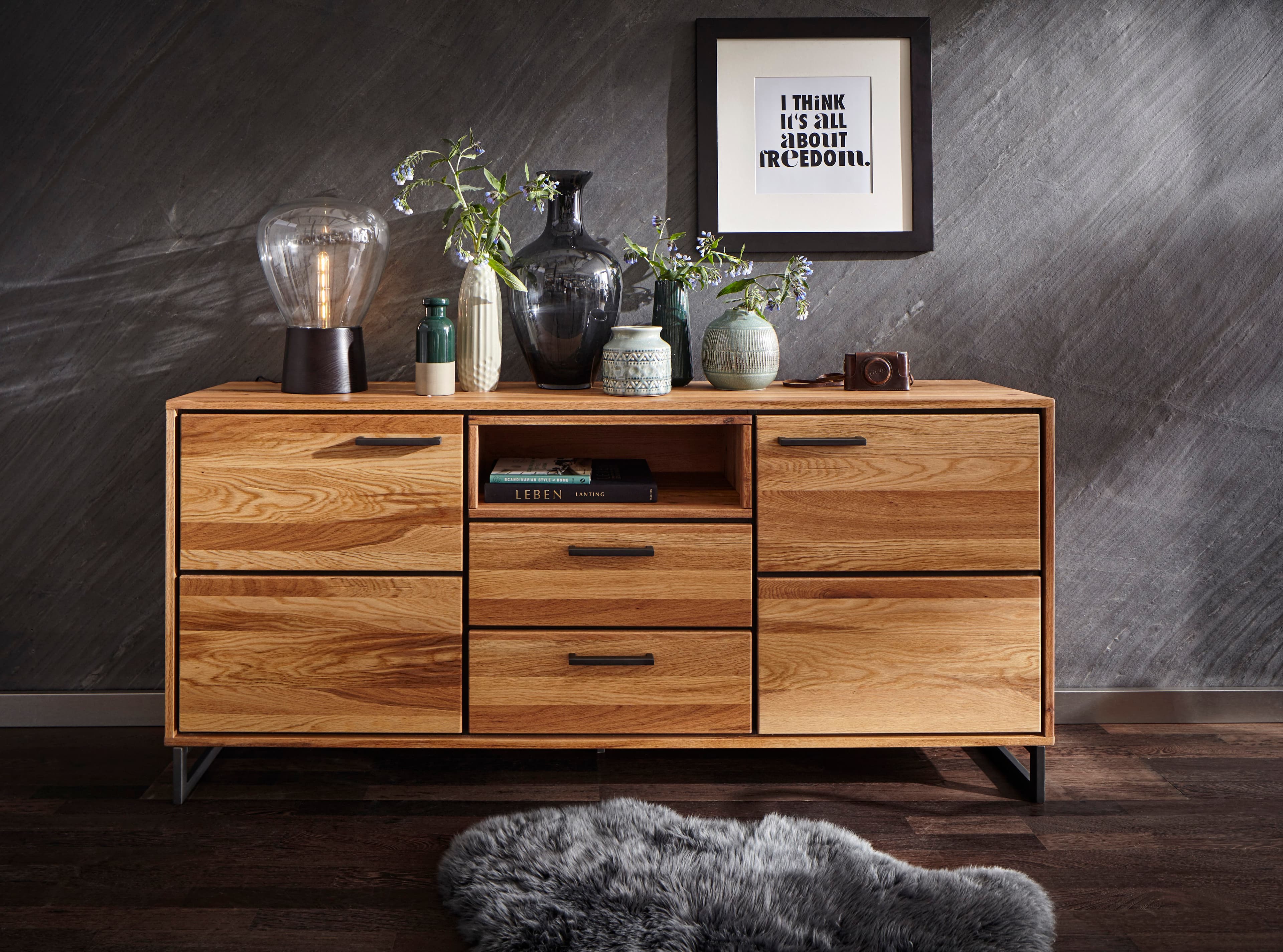 Sideboard Oakhaven aus Massivholz mit Dekoration