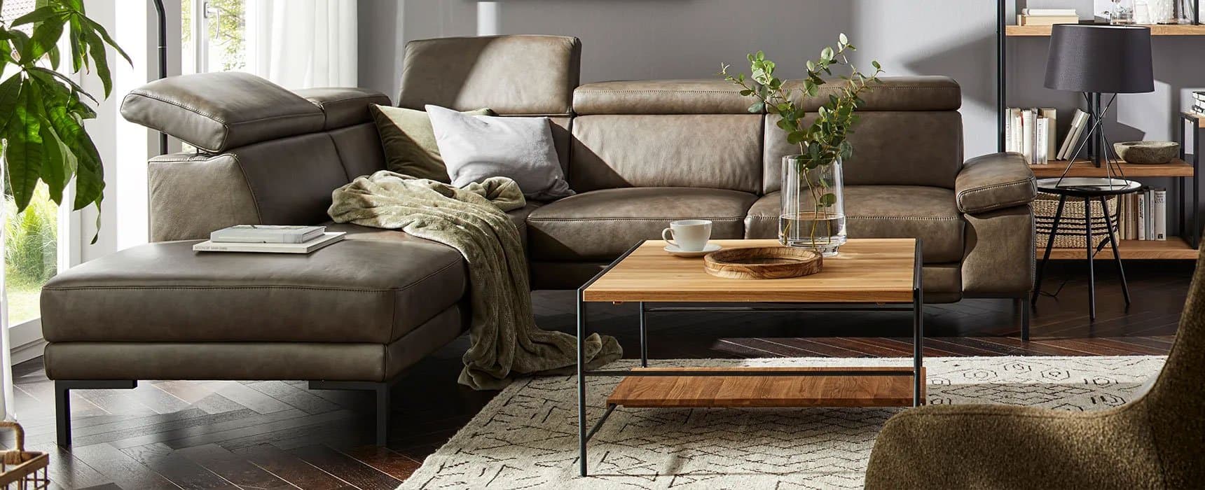 Sofa mit hochwertigem Echtleder-Bezug