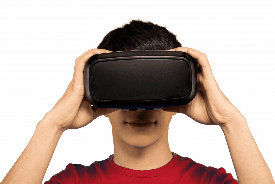 Person mit VR-Brille bei der virtuellen Küchenplanung