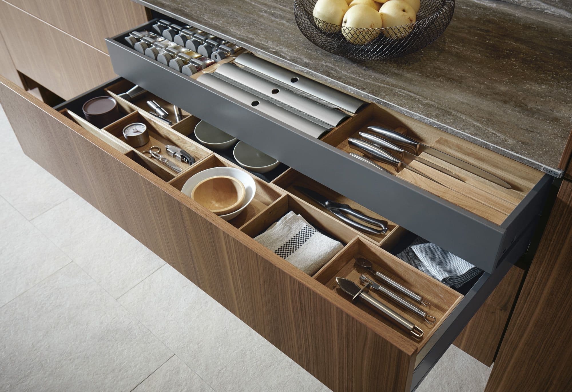 next125-Auszug mit Holz-Besteckeinsatz und Geschirr