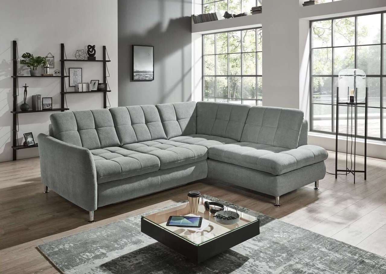 Wohnzimmer mit Sofa und Couchtisch – übliche Couchtisch-Höhe