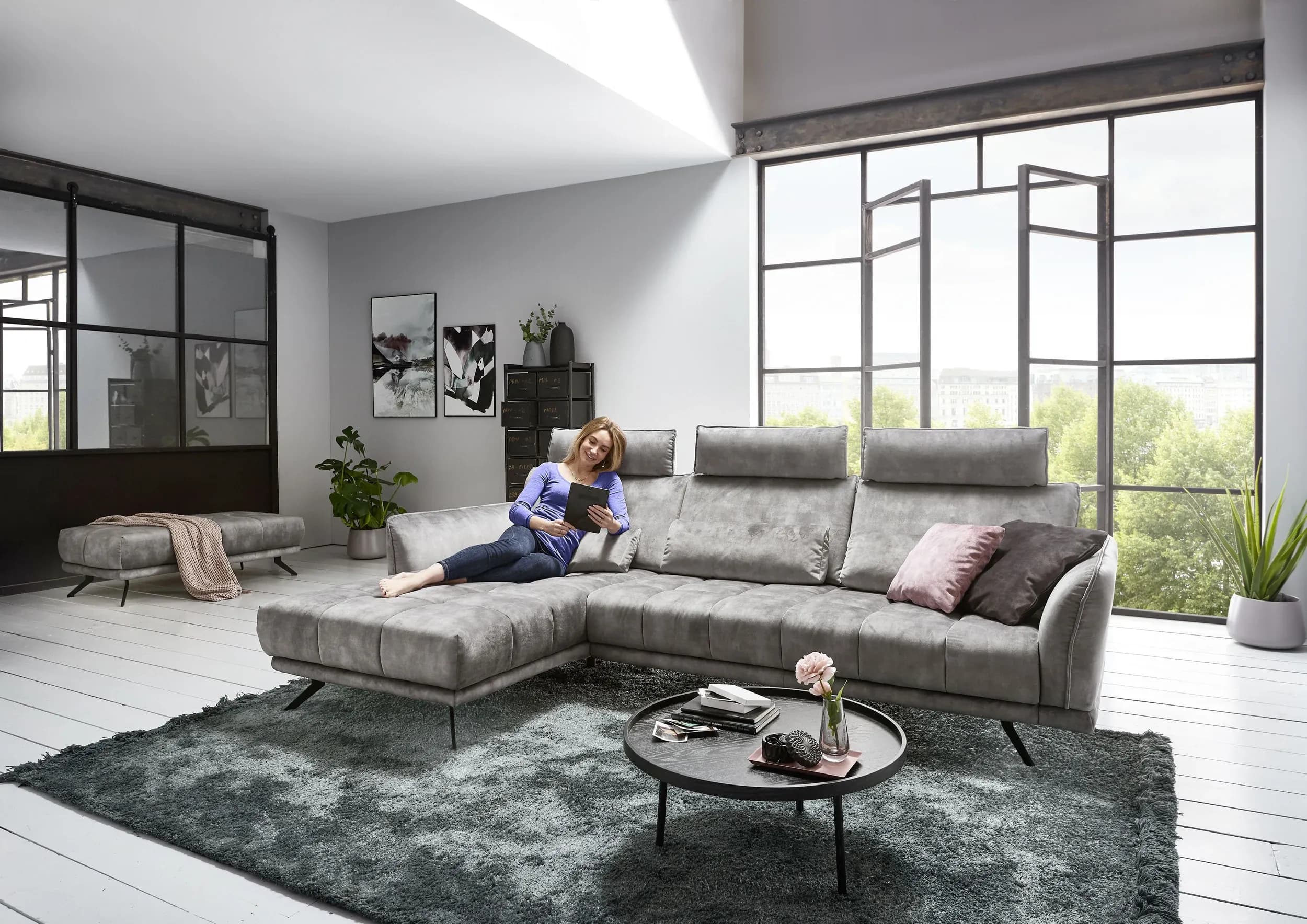 Ecksofa - Longchair links mit 3-Sitzer, Armlehne/Sitztiefe verstellbar (manuell), Velourstoff, Silbergrau