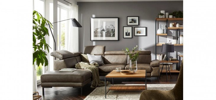 8c0d5e4d9a26a91e51f3fe0e41c4867ff10958a8 natura ecksofa hudson leder braungruen milieu 1