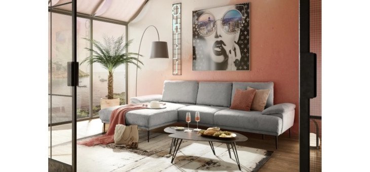 f2e49b731921a1644e9a289ee520f96536814cb8 Ecksofa ENRIK links silberfarben Couchtisch MARICA Milieu 1