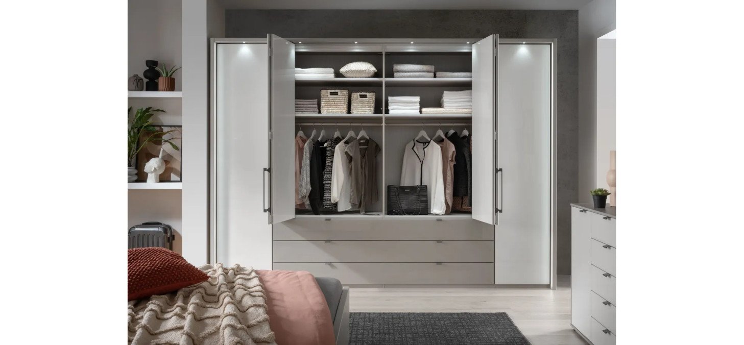 c352417b81a17562d8a6da5fc202c3eb55eba4b7 gf 24 schlafzimmer marbella lack grau glas wei Schrank offen mi 1