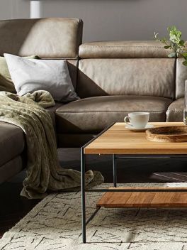 Couch in Erdton mit Holz Couchtisch