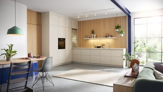 Moderne grifflose Küche weiß mit hellem Holz