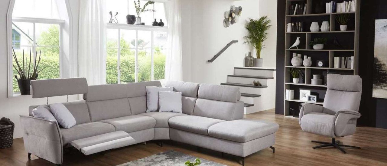 helles Wohnzimmer mit grauer Couch