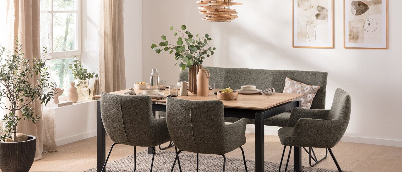Esstisch mit Polstermöbel in hellem Zimmer